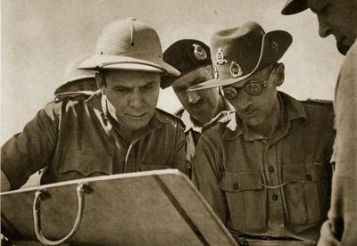 Der Amerikaner Wendell Willkie, der bei den Präsidentschaftswahlen 1940 als republikanischer Kandidat gegen Franklin D. Roosevelt antrat, wird von General Montgomery 1942 über die Verteidigungsanlagen in El Alamein informiert von Unbekannt Unbekannt